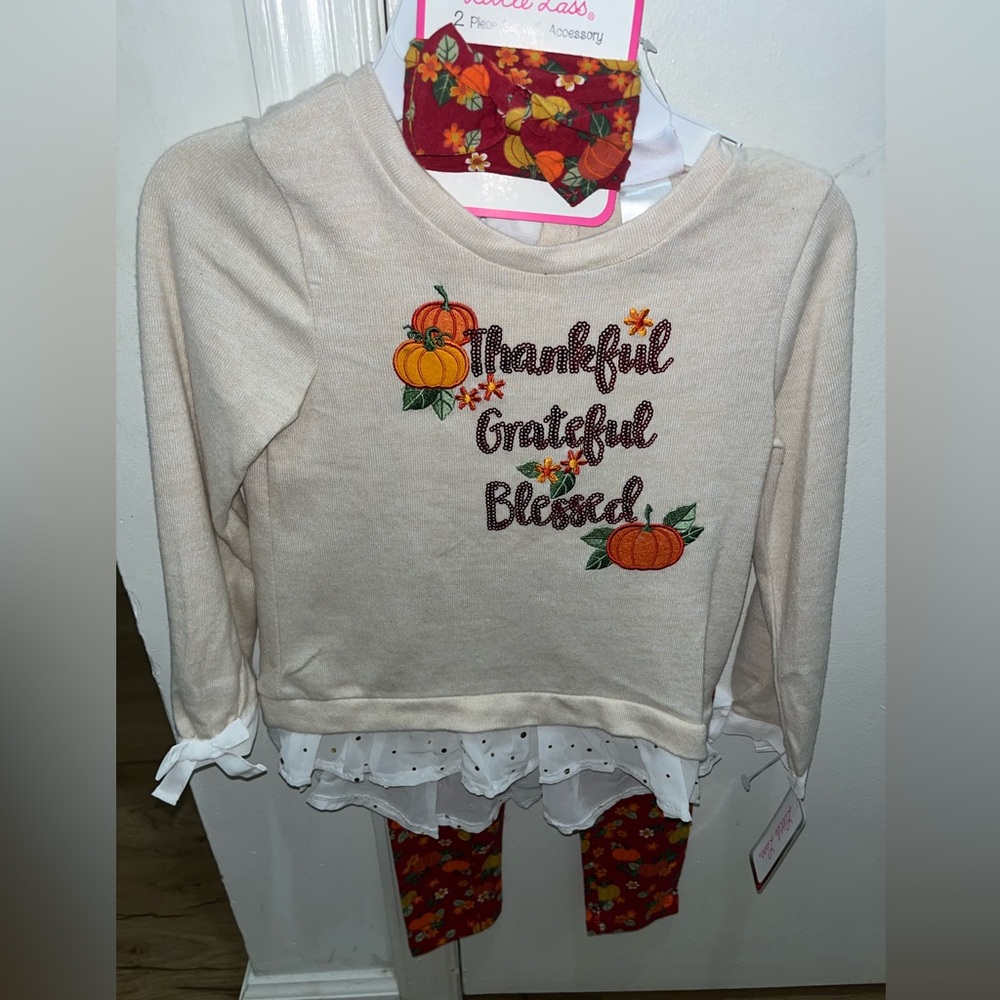 NWT Thankful 2 piece with accessory